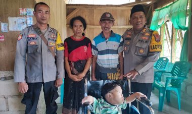 Kapolres-Manggarai-Timur-Beri-Sentuhan-Kemanusiaan:-Kursi-Roda-dan-Sembako-untuk-Victoria-Eping