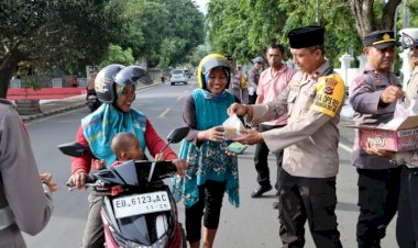 Polres-Ende-Bagikan-Takjil-Gratis-di-Jalan-Soekarno-Menjelang-Ramadhan