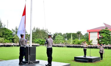 Pimpin-Upacara-Bulanan,-Kapolda-NTT-Ajak-Anggota-Lestarikan-Semangat-Pengabdian-dan-Disiplin