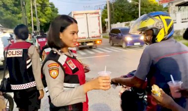 Ditsamapta-Polda-NTT-Peringati-HUT-Korsabhara-Baharkam-Polri-ke-72-dengan-Pembagian-Takjil