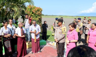 Kunker-ke-Lembata,-Kapolda-NTT--dan-Ketua-Bhayangkari-NTT-diterima-Secara-Adat-Lamaholot