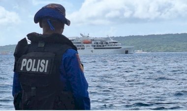 Anggota-Polairud-Polda-NTT-Amankan-Kunjungan-Kapal-MV-Coral-Geographer-di-Pantai-Tablolong