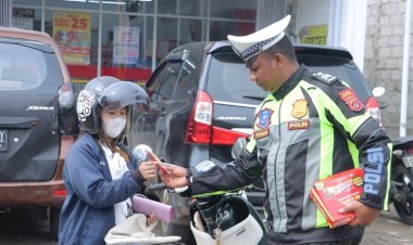 Lantas--Unik,-Anggota-Polres-TTS-Bagi--Makanan-Beng-beng--Sambil--Imbau-Kamseltibcarlantas