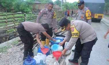 Peduli-Kemanusiaan-Polres-TTS-Distribusi-Air-Bersih-Kepada-692-KK-Warga-Terdampak-Bencana-Banjir-Di-Desa-Toineke