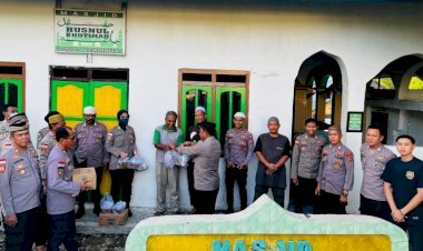 Pupuk-Silaturahmi-di-Bulan-Suci-Ramadhan-1445-H,-Polres-Belu-Turun-ke-Masjid-Bagikan-Takjil-Jelang-Berbuka-Puasa