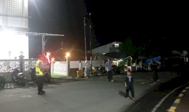 Berikan-Rasa-Aman,-Personel-Polres-Ende-Amankan-Ibadah-Sholat-Taraweh-Hari-Pertama-Ramadhan-2024