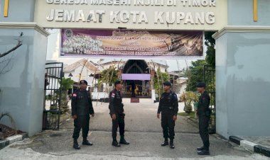 Anggota-Brimob-Polda-NTT-Gelar-Patroli-Dialogis-Jelang-Hari-Raya-Paskah