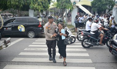 Gabungan-Satgas-Ops-Semana-Santa-Turangga-2024-Amankan-Ibadah-Jumat-Agung-di-Kota-Kupang