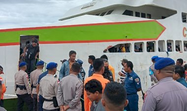 Anggota-Polda-NTT-di-Posko-Terpadu-Pelabuhan-Tenau-Kupang-Memperkuat-Pengamanan-Arus-Mudik