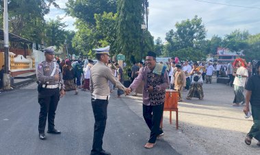 Personel-Polda-NTT-Amankan-Pelaksanaan-Sholat-Idul-Fitri-1445-H