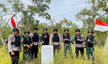 Polsek-Tastim-Bersama-Satgas-Pamtas-Yonif-742/SWY-Kompak-Patroli-Jalan-Kaki-Jamin-Keamanan-di-Perbatasan