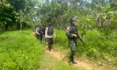 Sinergitas-TNI-Polri,-Personel-Pos-Turiskain-bersama-Yonif-742/SWY-Kompak-Patroli-Jalan-Kaki-Jamin-Keamanan-di-Tapal-Batas