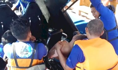 Aksi-Heroik: -Crew-Kapal-Patroli-Cepat-2007-Ditpolair-Polda-NTT-Selamatkan-Korban-dari-Kapal-Terbakar