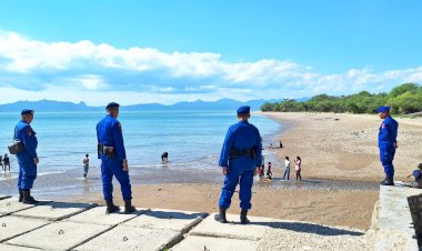 Personel-Ditpolairud-Polda-NTT-Jaga-Keamanan-di-Pantai-Lasiana-Selama-Libur-Panjang