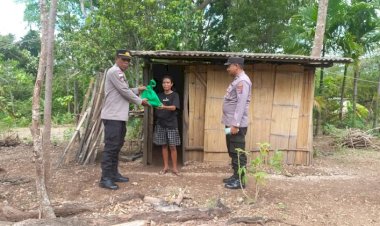 Wujud-Kepedulian-Polri,-Polres-TTS-Bagikan-Bansos-kepada-Warga-Noinbila