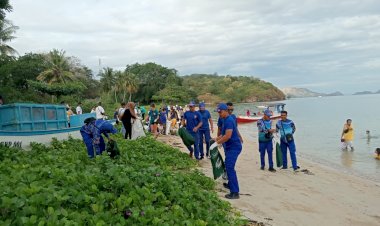 Ditpolairud-Polda-NTT-Gelar-Aksi-Bersih-Bersih-Pantai-dalam-Rangka-Peringatan-World-Ocean-Day-2024