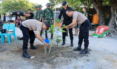 Personel-TNI-Polri-Gelar-Kerja-Bakti-di-Pantai-Pasir-Panjang-untuk-Peringati-Hari-Lingkungan-Hidup-Sedunia