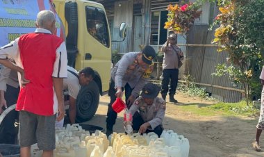 Polsek-Ndona-Bantu-Warga-Kampung-Nuaraja-dengan-Penyaluran-Air-Bersih-di-Hari-Bhayangkara-ke-78