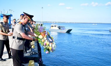 Kenang-Jasa-Pahlawan,-Polda-NTT-Gelar-Upacara-Tabur-Bunga-di-Laut-Peringati-Hari-Bhayangkara-ke-78