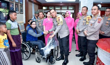 Kapolda-NTT-Berikan-Bantuan-Alat-Bantu-Kesehatan-dan-Sembako-kepada-Penyandang-Disabilitas-dan-Anak-Stunting