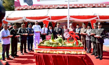Polda-NTT-Rayakan-Syukuran-Hari-Bhayangkara-ke-78-dengan-Pemotongan-Tumpeng-dan-Penyerahan-Penghargaan