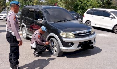 Provost-Polda-NTT-Beraksi-Tegas:-Tertibkan-Kendaraan-yang-Parkir-Sembarangan