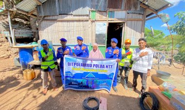 Anggota-Ditpolairud-Polda-NTT-Berikan-Bantuan-dan-Imbauan-kepada-Nelayan-Pesisir-Alak