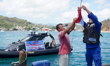 Marnit-Polairud-Labuan-Bajo-Gelar-Patroli-dan-Sosialisasi,-Bagikan-Bendera-Merah-Putih-kepada-Pelaku-Usaha-Pariwisata
