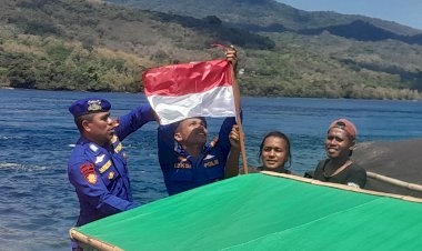 Polairud-Polda-NTT-Gelar-Pembagian-Bendera-Merah-Putih-di-Sumba-Timur,-Labuan-Bajo,-Kupang-Barat,-dan-Flores-Timur