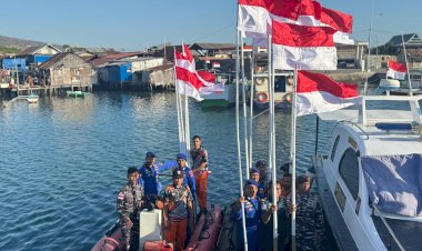 Personel-Kapal-Patroli-Polairud-di-Sikka-dan-Instansi-Maritim-Gelar-Bersih-Laut-dan-Pembagian-Bendera-Merah-Putih-di-Pesisir-Wuring