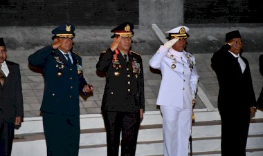 Wakapolda-NTT-Hadiri-Upacara-Apel-Penghormatan-dan-Renungan-Suci-di-Taman-Makam-Pahlawan-Dharmaloka