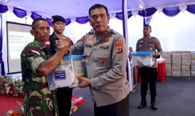 Kapolda-NTT-Berikan-Tali-Asih-kepada-Personel-TNI-Polri-di-Polres-Manggarai