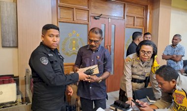 Optimalisasi-Komunikasi,-Subsatgas-TIK-Bagikan-HT-kepada-Kasubsatgas-untuk-Kelancaran-Pengamanan-Pilkada-2024