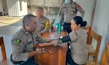 Subsatgas-Dokkes-Berikan-Pemeriksaan-Kesehatan-kepada-Personel-Pengamanan-Kantor-Bawaslu-Provinsi-NTT