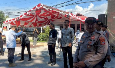 Jelang-Pengundian-Nomor-Urut-Paslon-Pilgub-NTT-2024,-Polda-NTT-Lakukan-Sterilisasi-Kantor-KPU