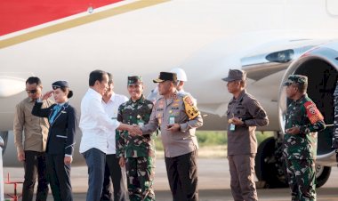 Presiden-Jokowi-Tiba-di-Kupang,-Disambut-Hangat-Pejabat-TNI-POLRI