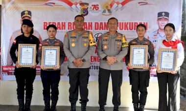 Kapolda-NTT-Berikan-Penghargaan-kepada-Polwan-Berprestasi-di-Syukuran-Hari-Jadi-ke-76-Polwan-RI