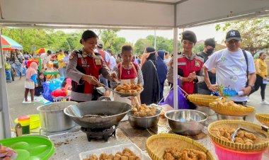 Ditsamapta-Sabtu-Melayani:-Personel-Ditsamapta-Polda-NTT-Bantu-Masyarakat-di-CFD,-Warga-Sampaikan-Terima-Kasih-untuk-Polri