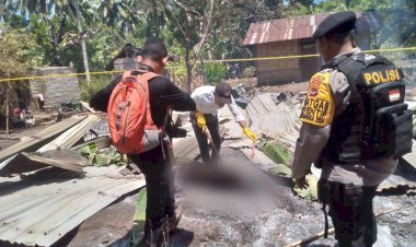 Tim-Identifikasi-Polres-Flotim-Lakukan-Olah-TKP-di-Lokasi-Kebakaran-di-Bugalima,-Kapolres-Ajak-Warga-Menahan-Diri