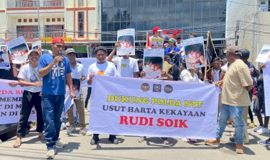 Aksi-Damai-Aliansi-Peduli-Kemanusiaan-di-Kota-Kupang-Dukung-Rudi-Soik-PTDH,-Minta-Polda-NTT-Ungkap-Tindak-Pidananya