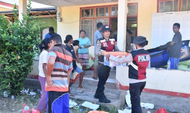 Polwan-DitSamapta-Polda-NTT-Bagikan-Bansos-ke-Masyarakat-Desa-Bugalima