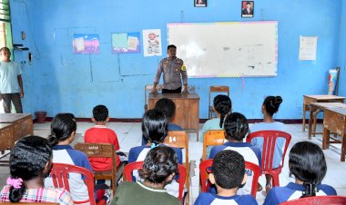 Tersentuh-oleh-Kondisi-Pasca-Konflik,-Bhabinkamtibmas-Polres-Flores-Timur-Terpanggil-Menjadi-Guru-Bagi-Anak-Anak-di-Bugalima