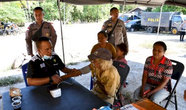 Polda-NTT-Hadirkan-Layanan-Kemanusiaan-untuk-Warga-dan-Anak-anak-di-Flores-Timur