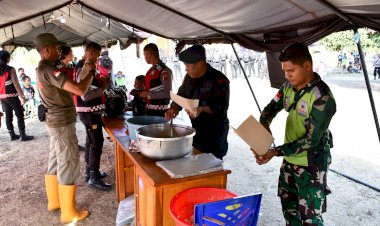 Dukungan-Kemanusiaan-TNI-Polri-Siapkan-Ratusan-Makanan-Siap-Saji-untuk-Warga-Desa-Bugalima