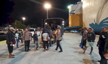 Polres-Sikka-Amankan-31-Orang-di-Pelabuhan-Maumere,-Terindikasi-Hendak-Bekerja-Tanpa-Dokumen-Resmi-ke-Kalimantan