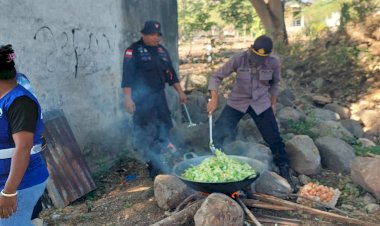 Personel-Gabungan-Polri-dan-TNI-Masak-untuk-Pengungsi-Erupsi-Gunung-Lewotobi-di-Posko-Pengungsian-Konga