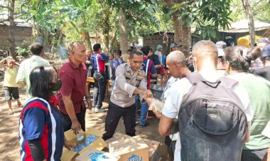 Polres-Flotim-Salurkan-Bantuan-Logistik-untuk-Pengungsi-Gunung-Lewo-Tobi-di-Posko-Desa-Bokang