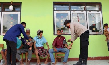 Polres-Sikka-Peduli-Lewotobi,-Gelar-Pemeriksaan-Kesehatan-untuk-Pengungsi-Erupsi