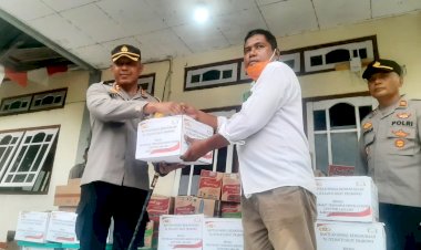 Ketua-Umum-Bhayangkari-Berikan-Bantuan-Sosial-Kemanusiaan-untuk-Masyarakat-Terdampak-Erupsi-Gunung-Lewotobi-Laki-laki-di-Kabupaten-Flores-Timur
