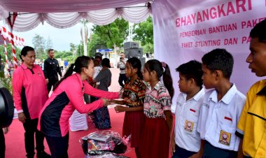 Kunjungan-Ketua-Umum-Bhayangkari-Ny.-Juliati-Sigit-Prabowo-ke-Polres-Kupang,-Berikan-Bantuan-Kemanusiaan